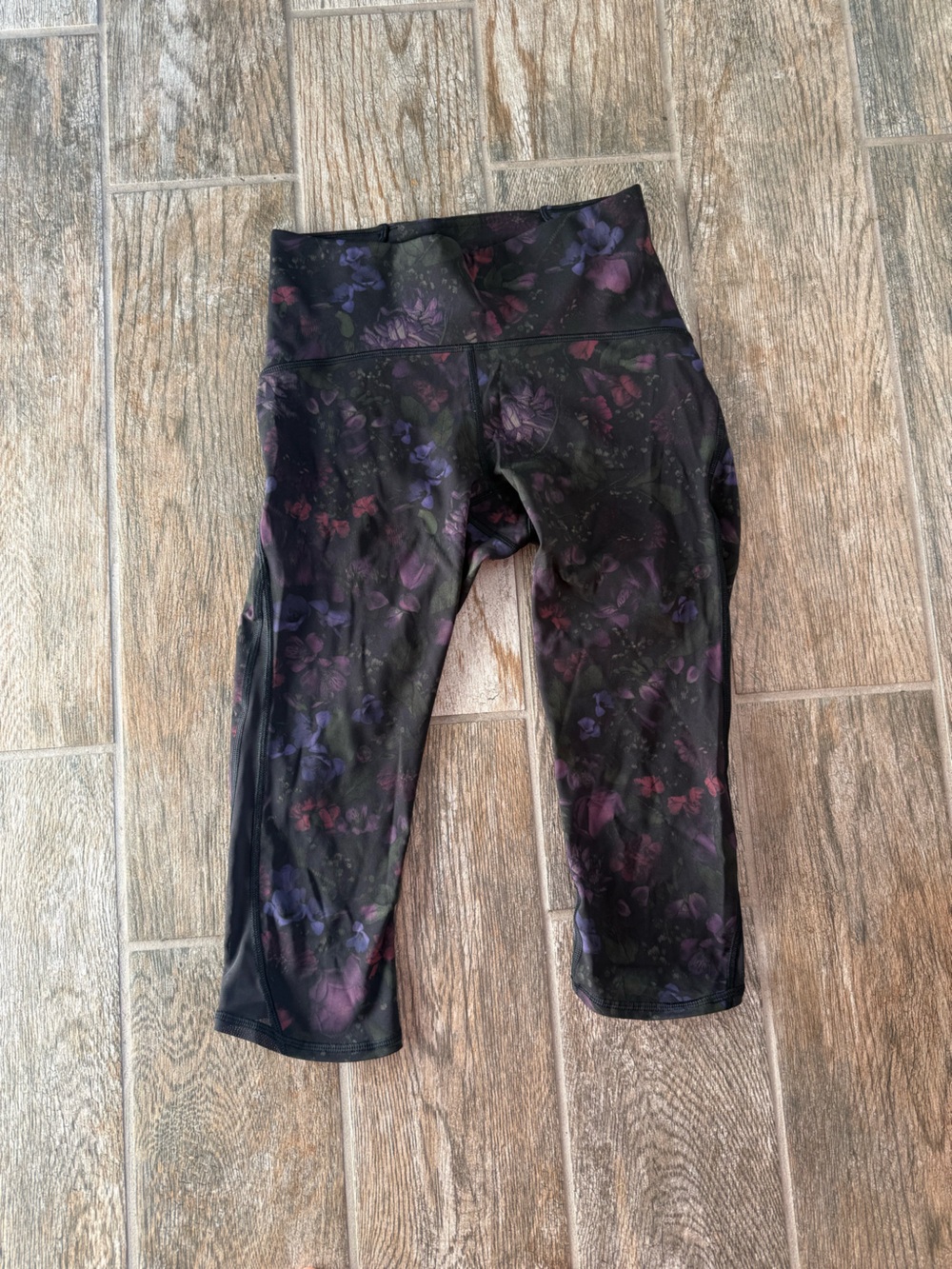 Lululemon 4 Black Purple Capri Active Leggings